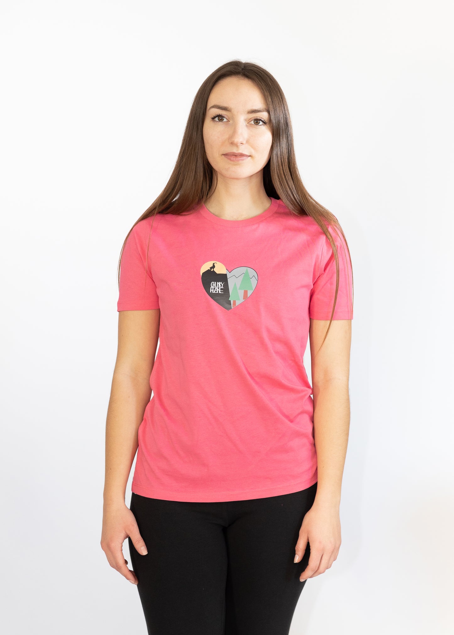 Pinkes T-Shirt mit Druck. Brustdruck mit Steinbock, Herz und Bäumen